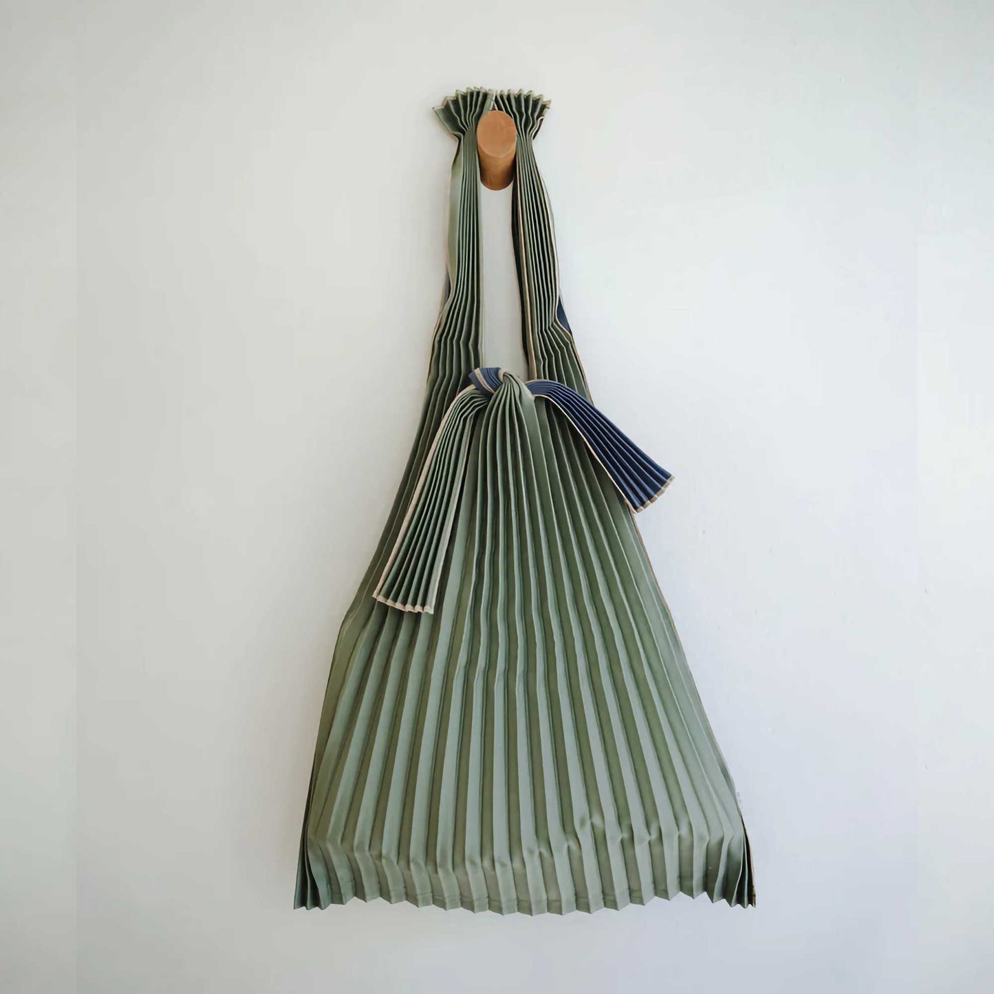 Pleco Tate Pleats bag small. khaki/lead