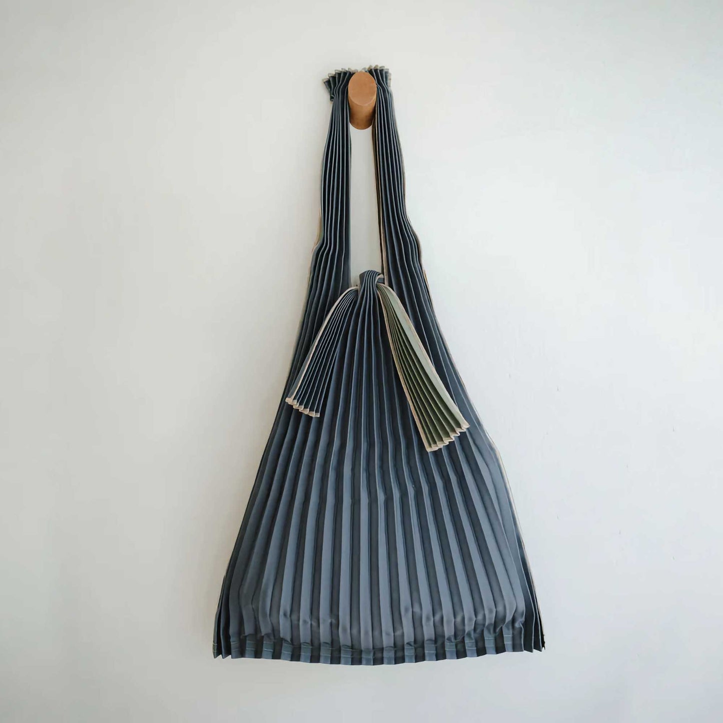 Pleco Tate Pleats bag small. khaki/lead